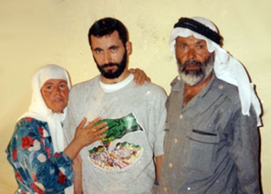عياش مع والديه